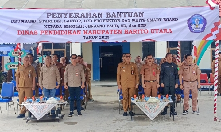 Pj Bupati Barito Utara Serahkan Bantuan Peralatan Pendidikan untuk Tingkat PAUD, SD, dan SMP