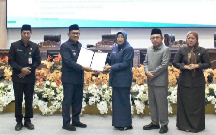 DPRD Barito Utara Terima Penyerahan Pandangan Umum Fraksi-Fraksi Atas Pertanggungjawaban APBD 2024 kepada Pemkab Barito Utara.