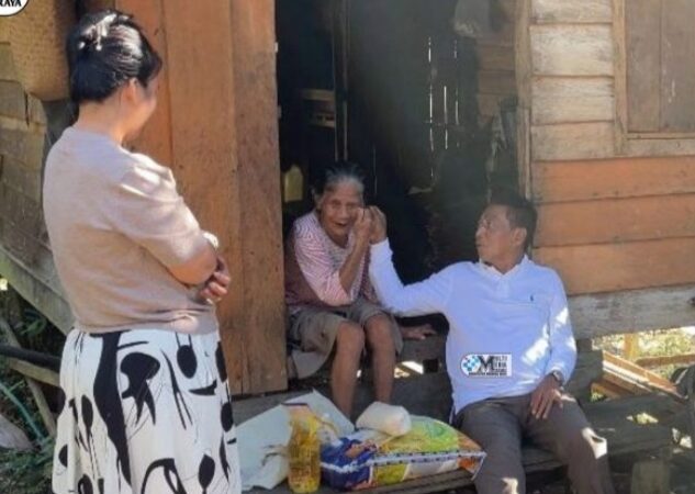 Bupati Mura Bersama Istri Kunjungi Warga dan Salurkan Bantuan Sembako