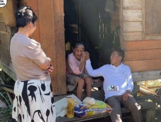 Bupati Mura Bersama Istri Kunjungi Warga dan Salurkan Bantuan Sembako