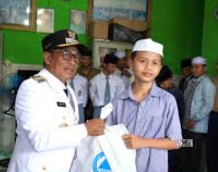 Bupati dan Wakil Bupati Mura Salurkan Bantuan Sosial dalam Rangka HUT ke-80 RI