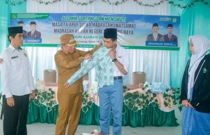 Wabup Mura Serahkan Bantuan Peralatan Sekolah ke MAN 2 Murung Raya
