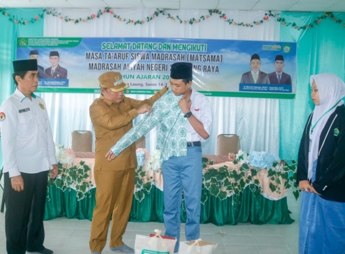Wabup Mura Serahkan Bantuan Peralatan Sekolah ke MAN 2 Murung Raya
