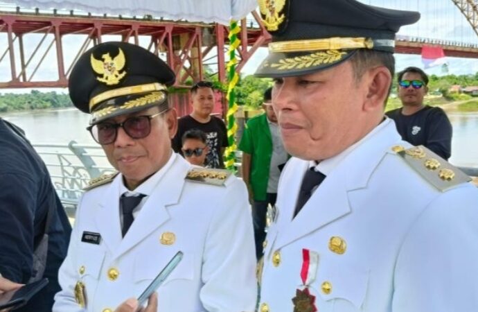 Pemkab Mura Laksanakan Pengibaran Bendera Merah Putih Raksasa di Jembatan Merdeka Puruk Cahu