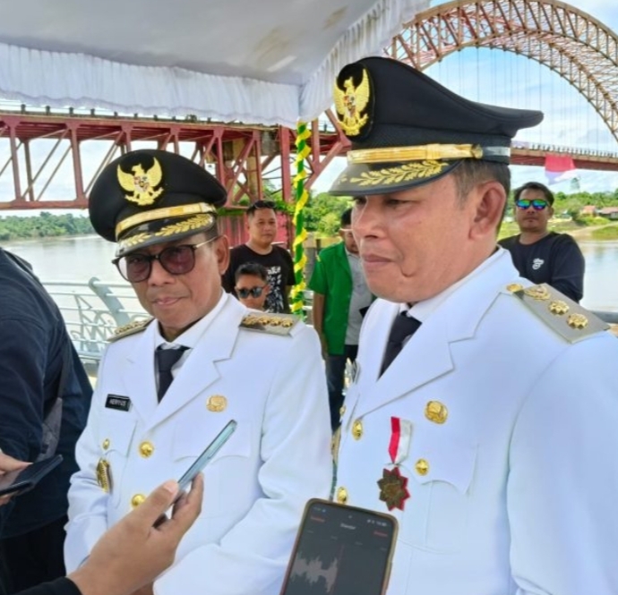 Pemkab Mura Laksanakan Pengibaran Bendera Merah Putih Raksasa di Jembatan Merdeka Puruk Cahu