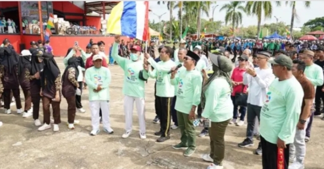 Peringati Hari Santri Pemkab Mura Ikuti Jalan Sehat Bersama Masyarakat