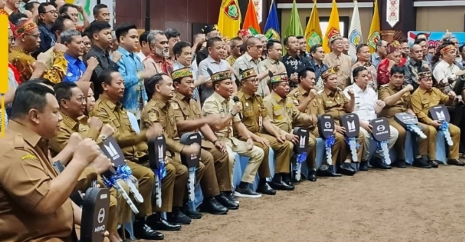 Pemprov Kalteng Serahkan Hibah Peralatan Pengelolaan Sampah kepada Bupati Seruyan