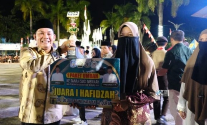 Bupati bersama Wakil Bupati Mura Serahkan 1 Paket Umrah untuk Juara Umum