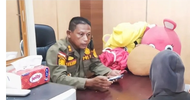 Satpol PP Mura Tegas dan Tertibkan pengemis di Puruk Cahu Berkostum Badut