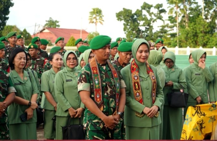 Bupati Mura Sambut Dandim 1013/Mtw Yang Baru dengan Tarian dan Ritual Adat Istiadat Khas Suku Dayak